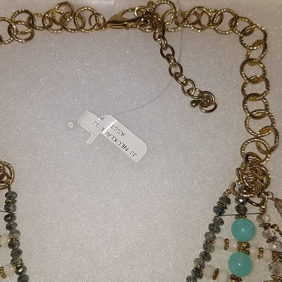 NWT Layered Statement Necklace Gold - Picture 5 of 6